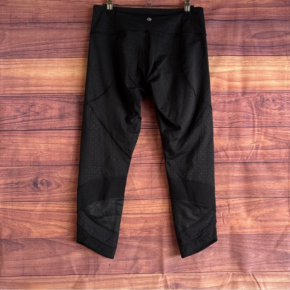 Lululemon Black Tonal Pattern Mesh Panel Crop Leggings Size 8 Activewear - Picture 2 of 6